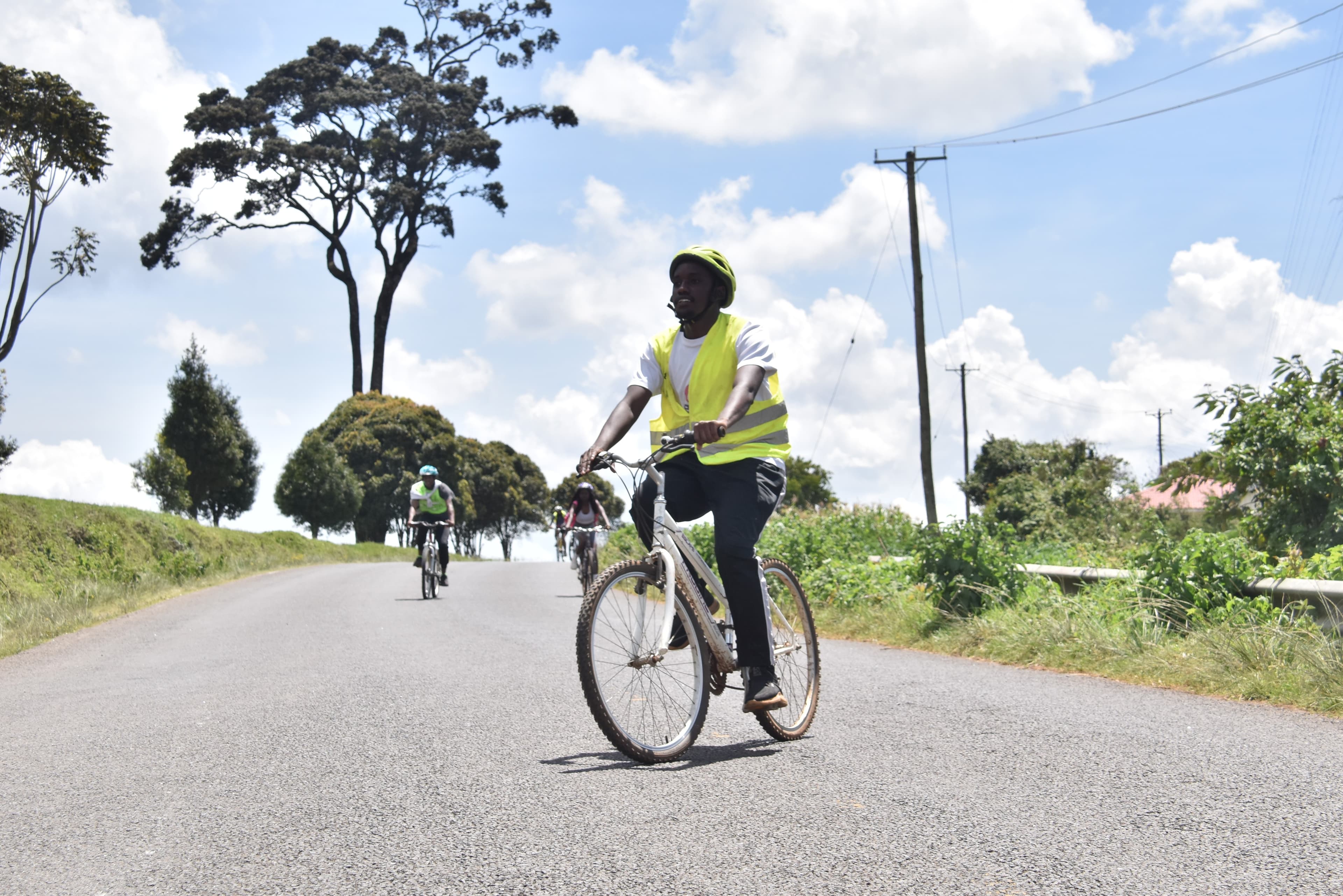 2Ride community cyclists riding together